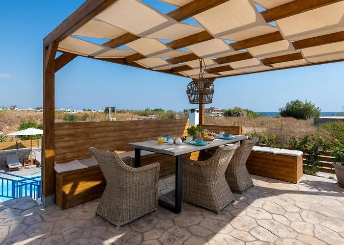 Rose On The Βίλα *